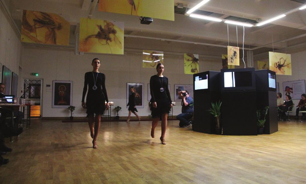 Biżuterię Emilii Kohut i Doroty Ceneckiej zaprezentowały: Olga Wojtyczek, Aleksandra Woźniak, Ewelina Wodzyńska, Katarzyna Wolska, Andżelika Kurdziel i Natalia Jakimiuk (fot. 9, 10).