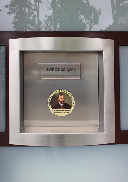 Przede wszystkim zamontowano windę, która ułatwia osobom starszym i niepełnosprawnym korzystanie z zasobu wypożyczalni dla dorosłych, ulokowanej na II piętrze.