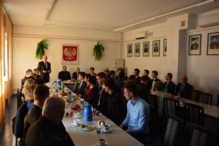 9 10 Organizatorami olimpiady w okręgu rzeszowskim, obejmującym głównie województwo podkarpackie są: Komitet Okręgowy Olimpiady, Wydział Budownictwa Inżynierii Środowiska i Architektury Politechniki