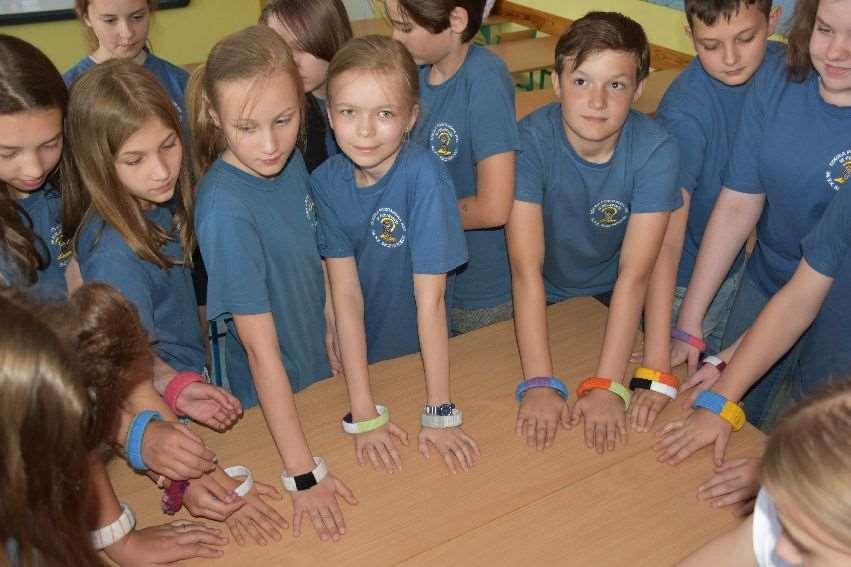 8.50-10.20 lekcja prowadzona przez słoweńskiego nauczyciela w klasie 5B Bracelets made of plastic bottles -bransoletki wykonane z plastikowych butelek.