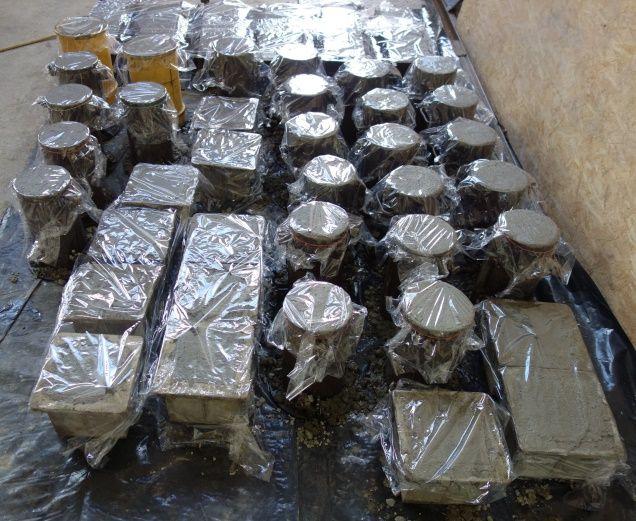 PRZYGOTOWANIE PODSTAW WALCA DO BADANIA W celu zapewnienia równości podstawy walców, próbki przetransportowano do zakładu kamieniarskiego, w którym odcięto plaster grubości około 20 mm z górnej