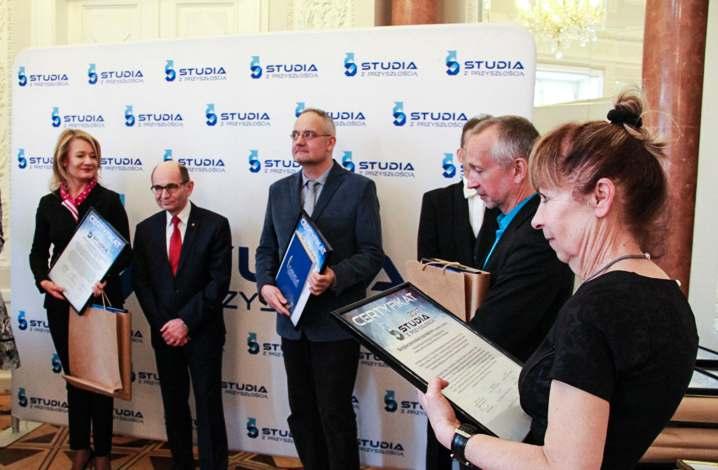 Co oceniamy w Programie Studia z Przyszłością? Decydującym elementem branym pod uwagę przez Komisję Konkursową jest jakość programu kształcenia zgłoszonego do oceny. Nasi eksperci badają m.in.