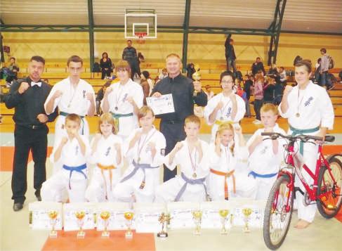W ciągu Uczniowski Klub Sportowy Czarni Morsy 25 lat istnienia szachiści wygrali ponad 20 funkcjonuje od listopada 1997 roku (prezes t u r n i e j ó w o g ó l n o p o l s k i c h Artur Struś) a