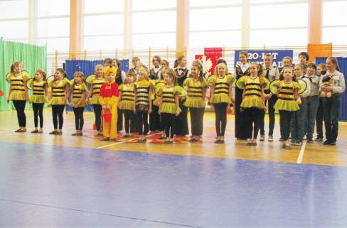 pracy czterech sekcji: tenisa stołowego, Przełom był najsilniejszym ośrodkiem (trener Andrzej Ugorski i Adam Wyroślak), szachowym na środkowym wybrzeżu lekkiej atletyki (trener Artur Struś), sekcji