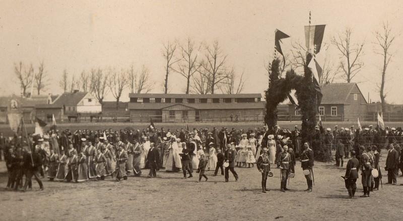 Fot. 4. Wymarsz uczestników uroczystości z terenu koszar.
