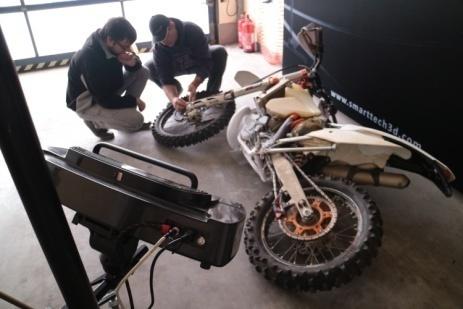 Wykorzystanie skanerów 3D firmy SMARTTECH do produkcji akcesoriów motocyklowych Enduro -Tech jest firmą produkującą akcesoria do motocykli typu enduro -