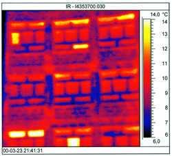 Fot. 15. Termogram budynku szkolnego, wykonany od zewnątrz. Stare okna jednoramowe, dwuszybowe. Temperatura w pomieszczeniach: 22 C, na zewnątrz: 4 C.