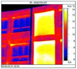 Fot. 17. Termogram budynku szkolnego, wykonany od zewnątrz. Nowe okna z PVC. Przeszklenie klatki schodowej wykonane z luksferów. Temperatura w pomieszczeniach: 22 C, na zewnątrz: 4 C.