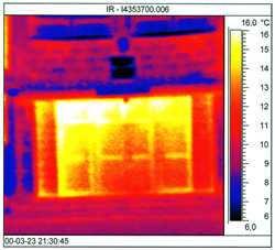 Temperatura powierzchni luksferów przekracza 15 C. Stanowią one źródło znacznych strat energii. Fot. 18. Temperatura drzwi wejściowych do budynku szkolnego, wykonany od zewnątrz.