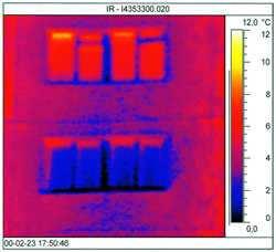 Termogram okien w bloku mieszkalnym, wykonany od zewnątrz.