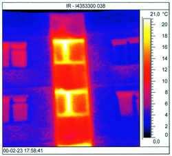 Fot. 10. Termogram okien na klatce schodowej w bloku mieszkalnym, wykonany od zewnątrz (X i XI kondygnacja). Okna jednoszybowe z ramami metalowymi.