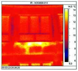 Jest to źródło znacznych strat energii. Fot. 11. Termogram nowego okna, wykonany od zewnątrz. Temperatura wewnątrz pomieszczenia 19 C, na zewnątrz: 6 C.