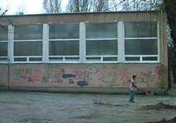 Fot. 12. Szkolna sala gimnastyczna. Fot. 13. Termogram sali gimnastycznej z fot.