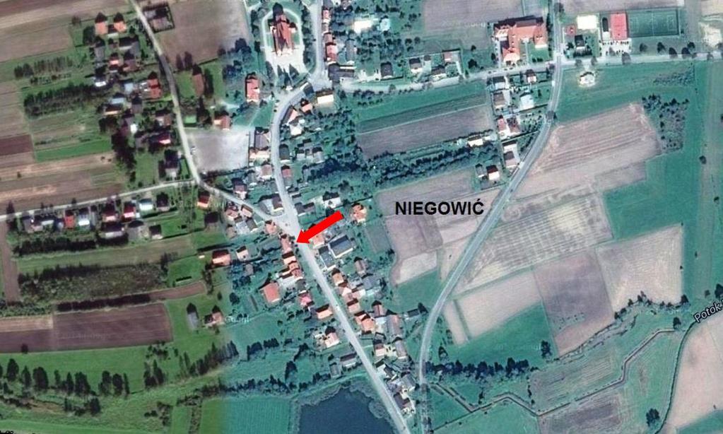 LOKALIZACJA I DOSTĘPNOŚĆ KOMUNIKACYJNA Wizualizacje zostały wykonane przy wykorzystaniu oprogramowania Google Earth "Image 2015 DigitalGlobe" Bezpośrednie otoczenie nieruchomości stanowi: od strony