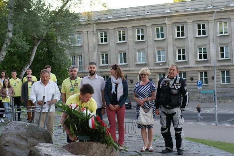 złożyliśmy wieńce oraz znicze pamięci przed Tablicą