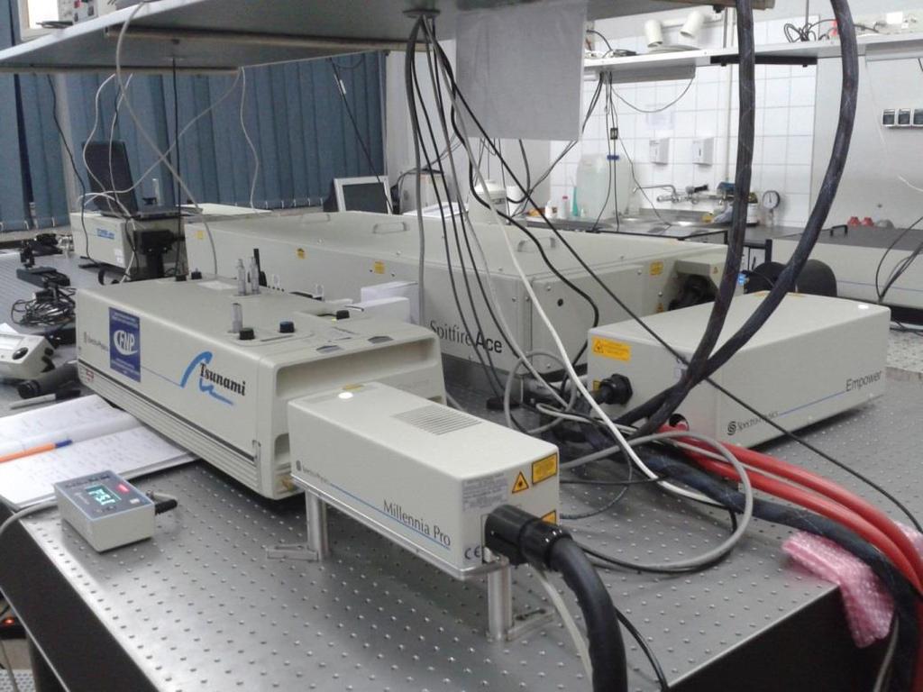 Pracownia spektroskopii femtosekundowej femtosekundowy laser tytanowoszafirowy wzmacniacz regeneratywny dużej mocy OPA Femtosekundowy układ laserowy, pozwala badać przebieg ultraszybkich reakcji