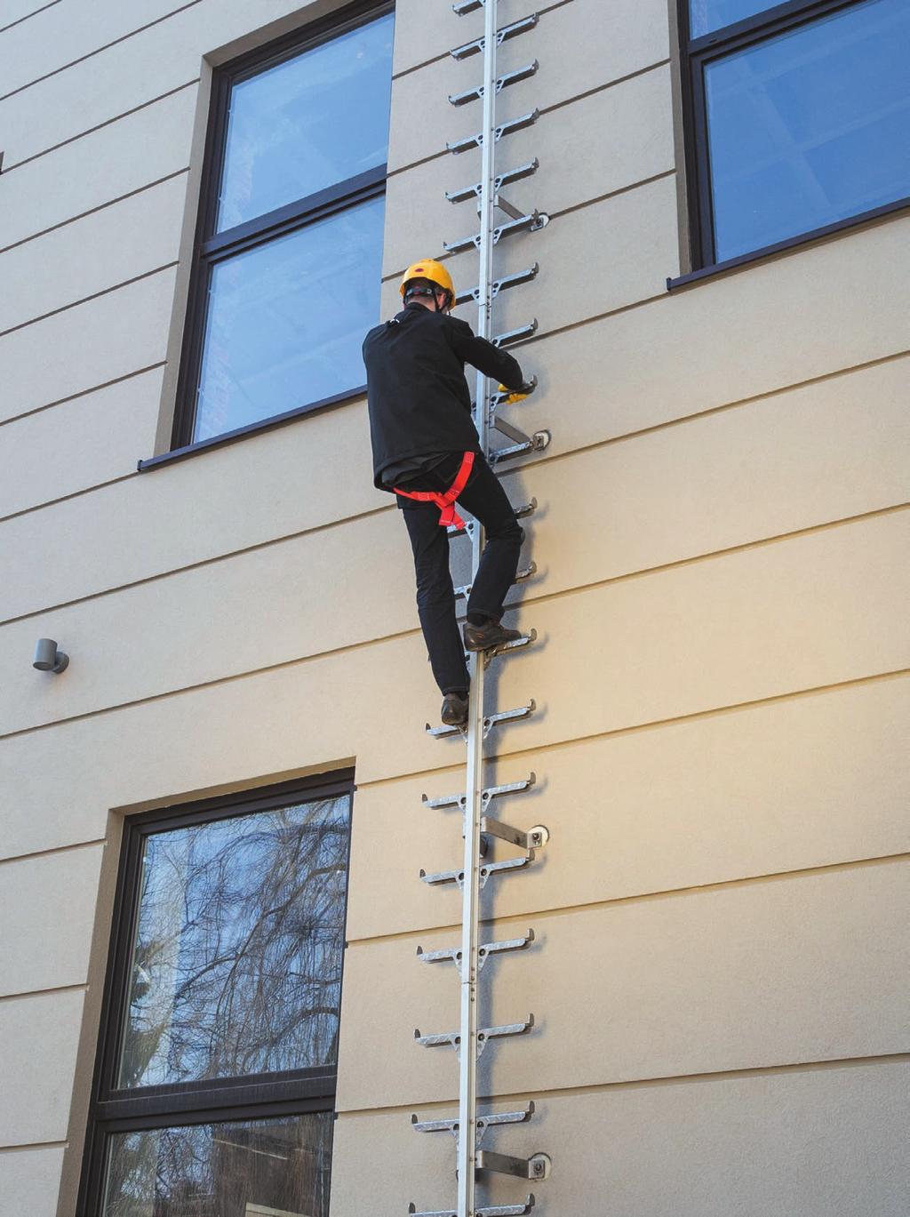 Istotą systemu jest mechanizm zaciskowo - przesuwny (wózek asekuracyjny), zakładany na sztywną prowadnicę.