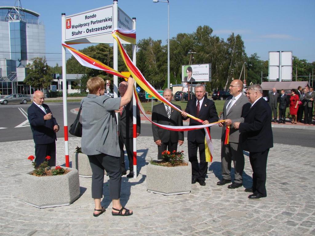 Bractwo Strzeleckie, Marek Czwordon - Prezes OSP, Zofia Witkowska - Prezes Stowarzyszenia Crossy Ostrzeszowskie", Bożena Powązka - Dyrektor PCPR, dyrektorzy szkół: Justyna Krawczyńska (Gimnazjum w