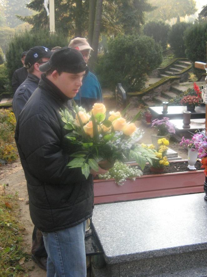 Warsztatowe Wieści, nr 5 str. 3 Byliśmy na cmentarzu Dnia 28.10.2011 roku poszliśmy kilku osobową grupą na cmentarz.