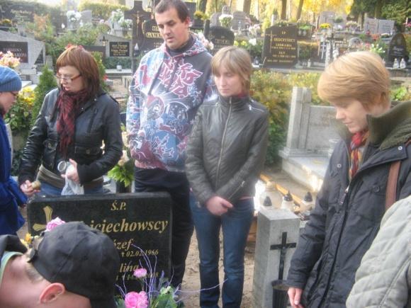 Później pojechała też druga delegacja zapalić znicz i postawić stroik na grób i pomodlić się za duszę św. pamięci zmarłego ks. Józefiaka.