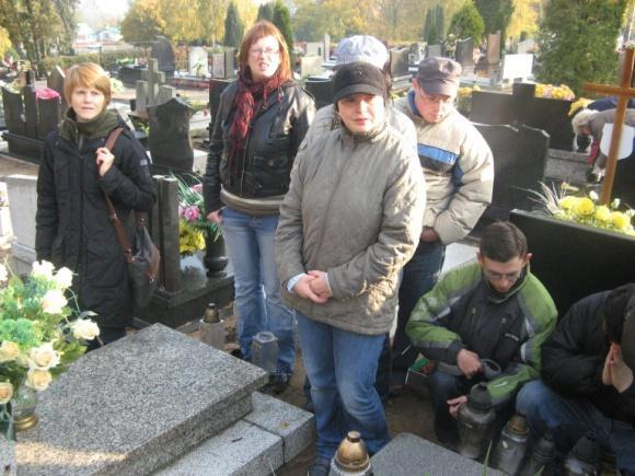 Kod genetyczny człowieka jest zbudowany z 4 nukleotydów, adeniny, guaniny, cytozyny i tyminy ( A G C i T ). DNA jest zbudowane z kwasu deoxyrybozy i z cukrów.