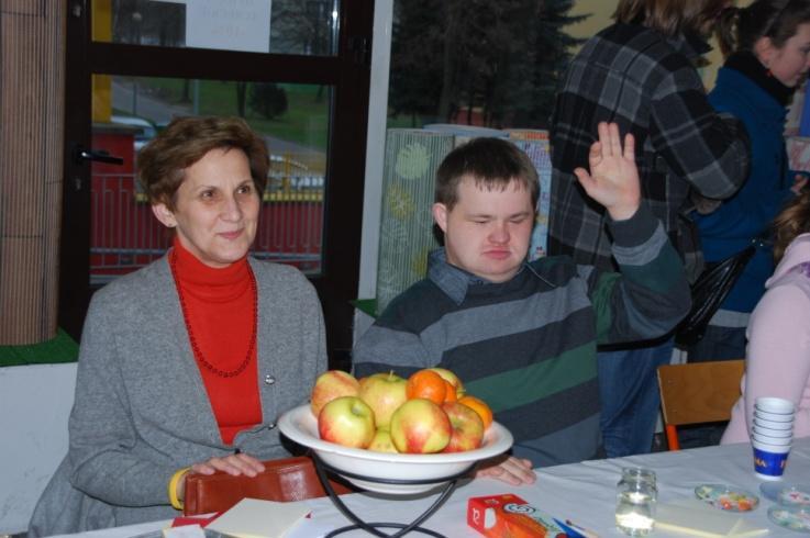 Można było zrobić kartkę świąteczną, napisać na niej życzenia i dać listonoszowi.