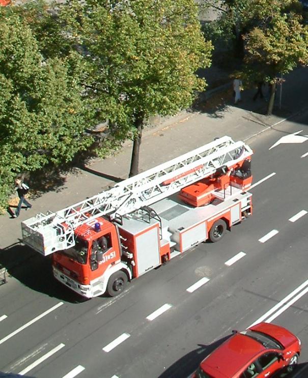 Drabiny i podnośniki Drabiny i podnośniki umożliwiają ewakuowanie ludzi z dużych wysokości. Wyższe od podnośników drabiny mogą być wysuwane do wysokości 50 m.