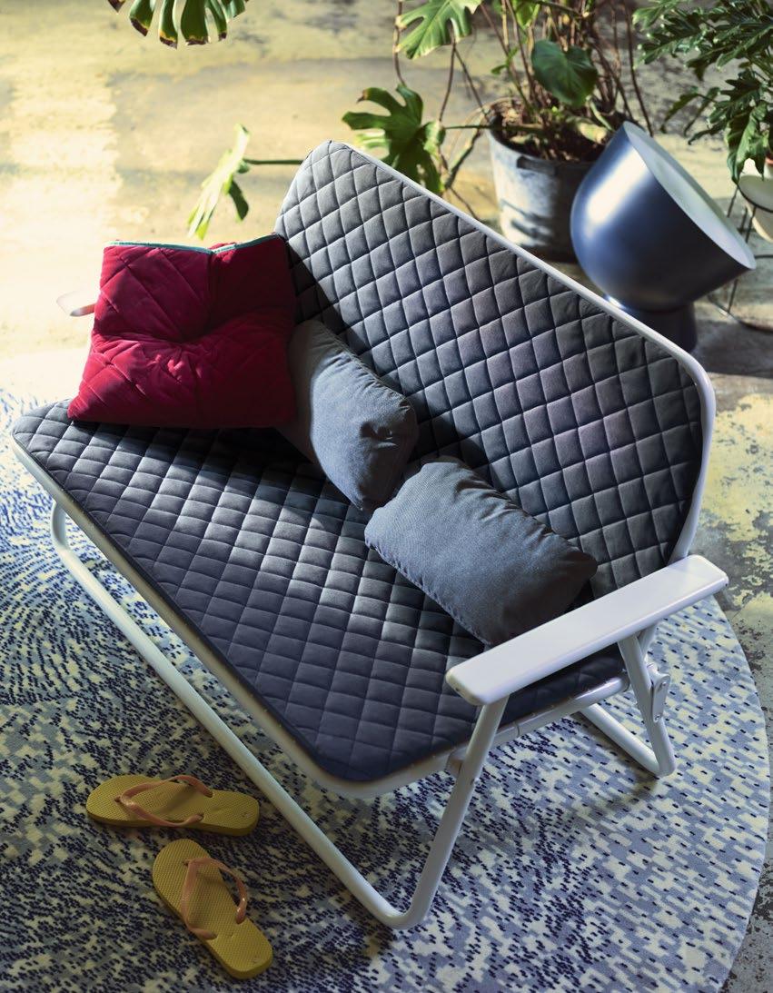 PH139245 Dwuosobowa składana sofa Jeśli mieszkasz na małej przestrzeni, praktyczne mogą okazać się meble, które łatwo wynieść, gdy zajdzie taka potrzeba.