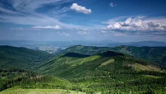 Następstwem zaniku lasu w tym rejonie są doprawdy imponujące i jedne z najobszerniejszych poza Skrzycznem, panoram w tej części Beskidu Sląskiego, tutaj od lewej widok w kierunku Doliny Zimnika,