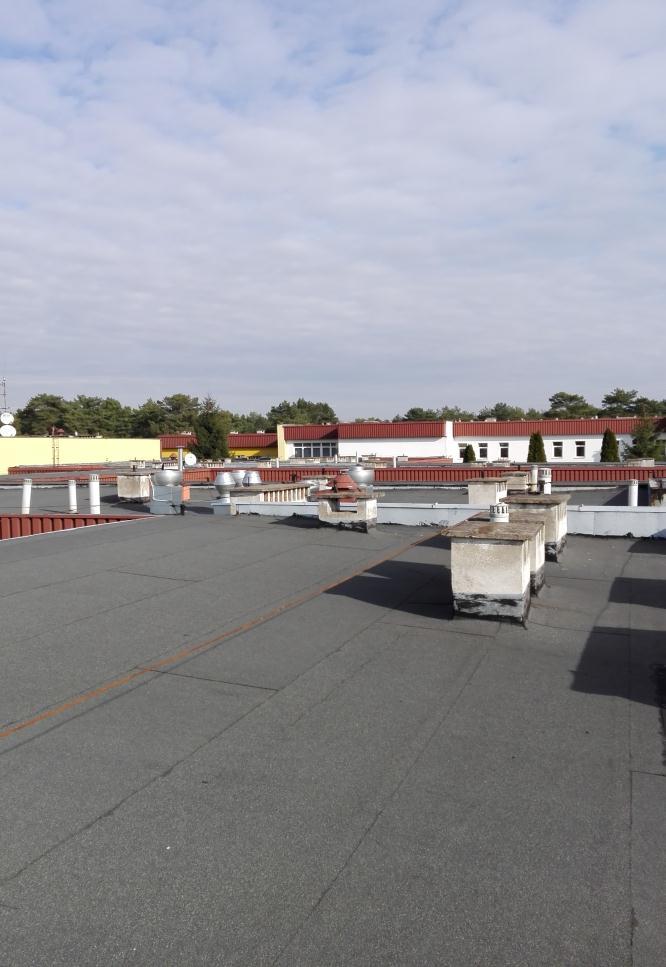 ZAKRES PRAC REMONTOWYCH DACHU KONIECZNYCH DO PRZEPROWADZENIA: - rozbiórka istniejącego pokrycia z papy na dachu betonowym, - rozbiórka istniejących obróbek murów ogniowych, okapów, kołnierzy, gzymsów