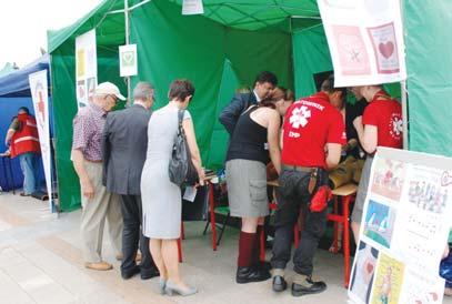 Popularyzacja transplantacji oraz zdrowego trybu ycia to g³ówne cele Pikniku Zdrowia w Ciechanowie, który towarzyszy³ konferencji naukowej Transplantacja darem ycia 14 czerwca 2013 roku.