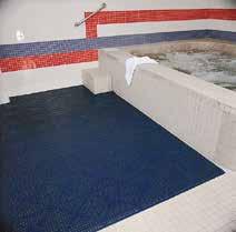 PO CO ANTYPOŚLIZGOWOŚĆ? Jedną z najczęstszych przyczyn wypadków na basenach, w przebieralniach, szatniach, pod prysznicami jest poślizgnięcie się na mokrej i śliskiej posadzce.
