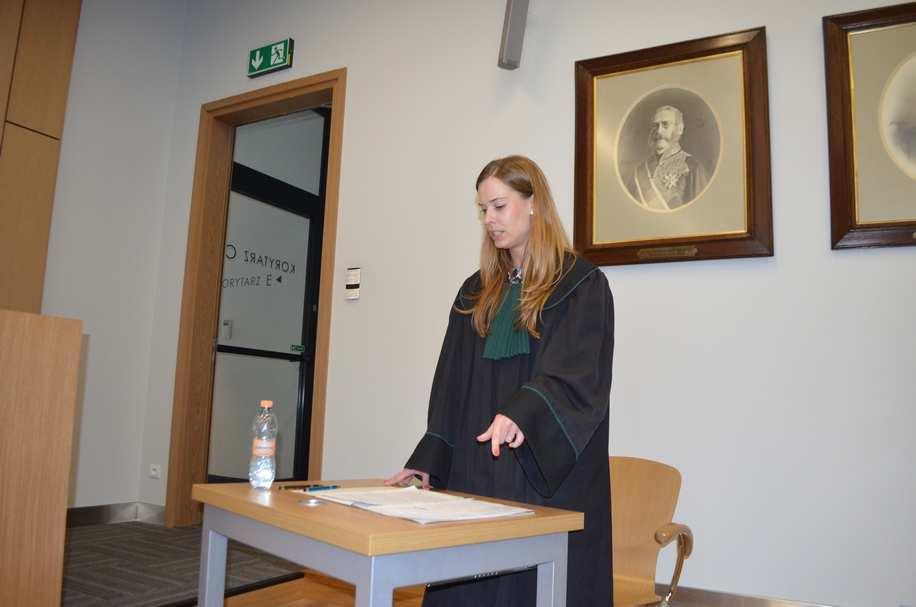 końca, pozostaje wciąż niemożliwe. Dokonując zdrady stanu, Bauer kontaktuje się z izraelskim wywiadem, Mossadem i przekazuje dokumenty obciążające Eichmanna.