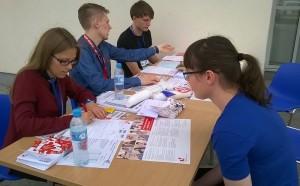 Młodzi płocczanie działający w Fundacji DKMS postanowili wykorzystać mecze Ligi Europejskiej do poszukiwania potencjalnych dawców szpiku kostnego.