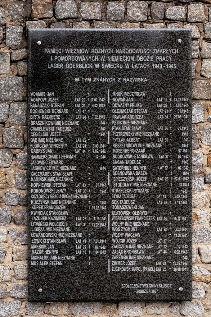 147 In den folgenden Jahren wurde eine Tafel mit den Namen der namentlich bekannten Toten des Lagers Schwetig in der Gedenkanlage angebracht.