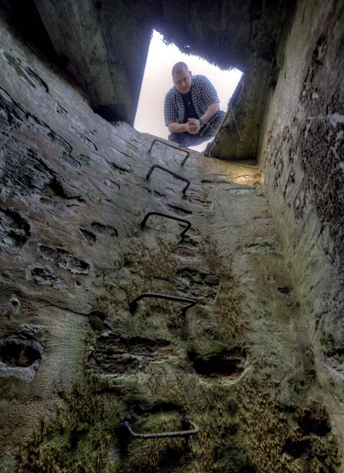 81 14 lagower see / grunow Latrine / Latryna. Foto / Zdj.: Adam Czerneńko. Sławomir Milejski an einem erhaltenen ungesicherten Brunnenschacht des Lagers 2017.