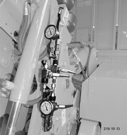 Uwaga! NiebezpieczeÒstwo kolizji drπøka sterujπcego (A) z hydraulicznym ciíg em dolnym! Pomoc: zdemontowaê ciíg o dolne lub unieúê odpowiednio wysoko w gûrí.