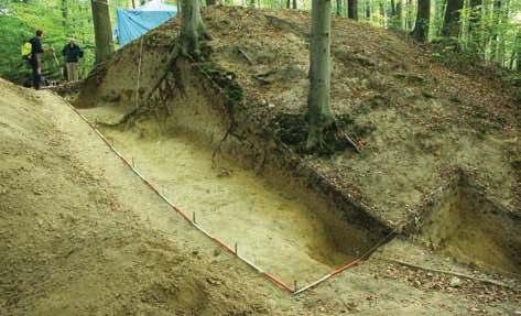 Zbigniew Kobyliński Ryc. 6. Przekop przez główny wał grodziska w Podągach, st. 2, gm. Godkowo w roku 2014 (fot. D. Wach) Fig. 6. Archaeological trench cutting the main rampart of the stronghold at Podągi, site 2, community of Godkowo, in 2014 (photo by D.