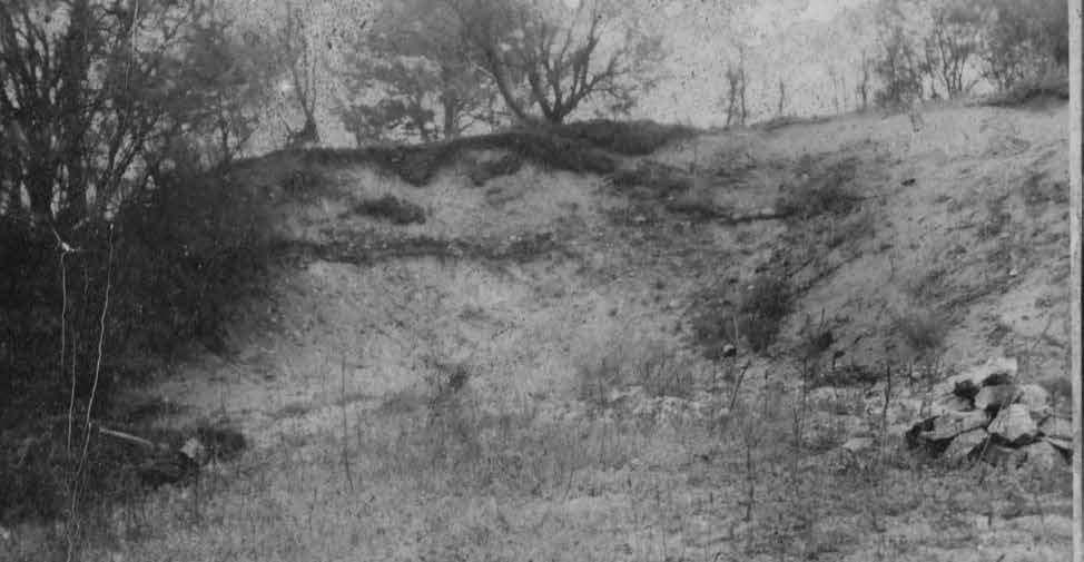 Zbigniew Kobyliński i inni Ryc. 22. Samborowo, gm. Ostróda fotograia domniemanego grodziska wykonana w 1943 r. (SMPK MVF, PM-A 132/1, k. 293) Fig. 22. Samborowo, community of Ostróda photograph of the alleged stronghold made in 1943 (SMPK MVF, PM-A 132/1, k.