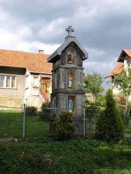94/42 KAPLICZKA WNĘKOWA zachodnia część wsi, przy granicy ze Stryszowem, 3709 Kapliczka murowana z cegły przy użyciu kamienia, tynkowana.