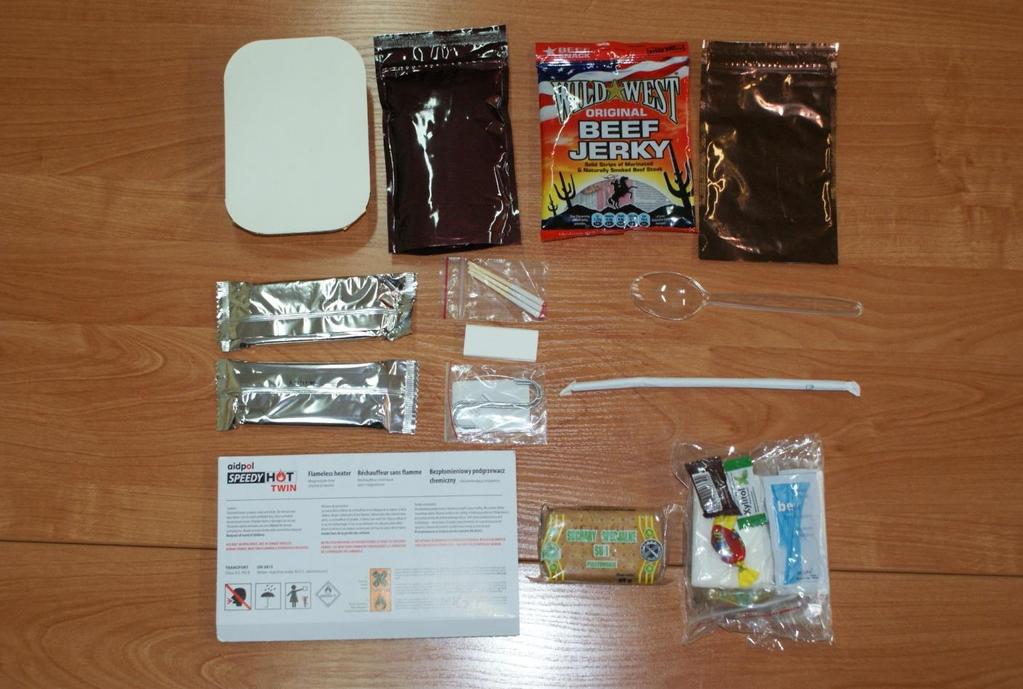 lub 20 g lub 25 g); 5 batony zbożowo-owocowe (2 x 35 g); 6 zapałki, haczyki, tabletka do dezynfekcji wody do picia; 7 rurka do picia; 8 łyżka jednorazowa; 9 bezpłomieniowy podgrzewacz
