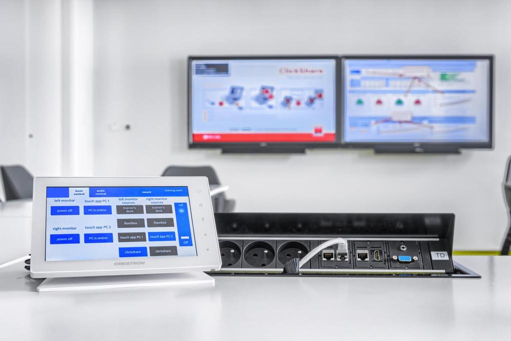 Za prawidłowe i szybkie przełączanie sygnałów audiowizualnych we wszystkich salach odpowiadają dwie duże modułowe matryce Digital Media marki Crestron, a system dystrybucji sygnału pomiędzy