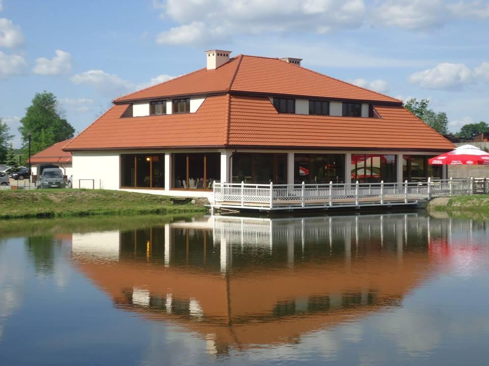 Drdzy Państw Stylwe wnętrze eleganckiej i nwczesnej sali balwej płżnej bezpśredni nad rzeką, raz dsknała kuchnia starplska z nwczesnym akcentem, t idealne