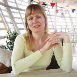 Skierskiego i bohaterkę jego książki Wandę Gołębiewską, młodego pisarza Andrzeja Kowalskiego, znaną aktorkę Maję Komorowską, autora książek