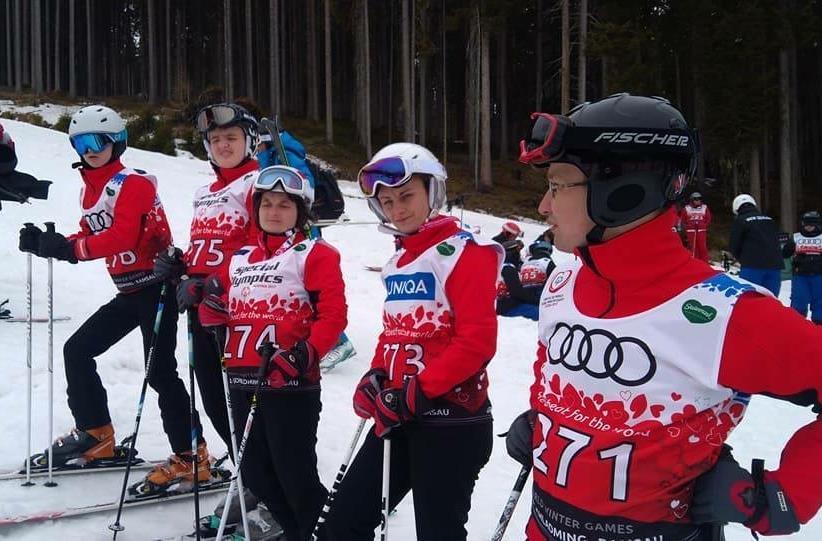 krajów. Olimpiady Specjalne są oficjalnie uznane przez Międzynarodowy Komitet Olimpijski.