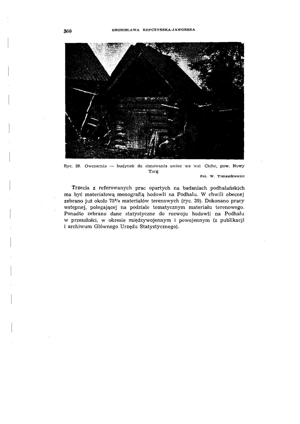 360 BRONISŁAWA KOPCZYSSKA-JAWORSKA Ryc. 39. Owczarnia budynek do zimowania owiec we wsi Ciche, pow. Nowy Targ Fot. W.