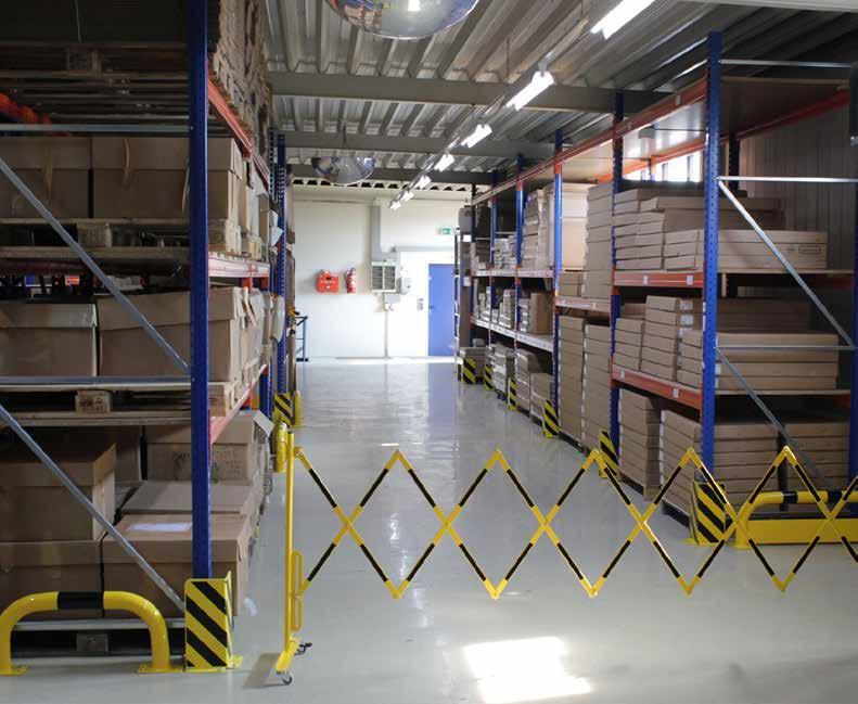 BEZPIECZNY RUCH Szeroka oferta produktów przeznaczona do wyposażenia magazynu w niezbędne elementy pozwalające na bezpieczne poruszanie się po halach magazynowych jak i po