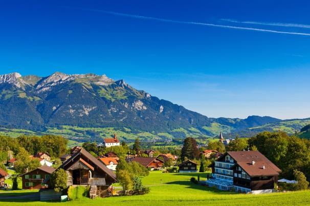 Najważniejsze atrakcje Garmisch Partenkirchen Znakomicie pasuje do powiedzenia małe jest wielkie. Wioska, bo nawet nie miasteczko, położona na wysokości 708 m n.p.m., jest uzdrowiskiem, a jednocześnie znanym na całym świecie centrum narciarstwa.