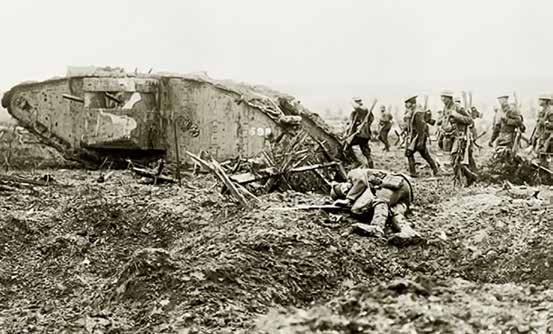 Ilustrowany przewodnik po FATIMIE Na polach bitew I wojny światowej pojawiły się nowe rodzaje broni, m.in. czołgi. Francja. Marna, wrzesień 1914. Francuska artyleria na tle przelatującego zeppelina.