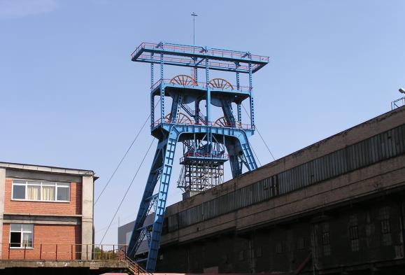 T. MAJCHERCZYK, T. TATARA, D. WAŁACH Wpływ drgań powerzchnowych... Rys. 4.1. Wdok ogólny weży szybu Sz./L 1 Jas Fg. 4.1. Man vew of the host tower Sz/L 1 Jas 4.1. Szybowa weża wycągowa szybu Sz.